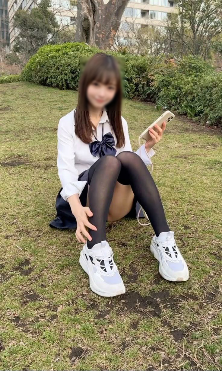 自撮り しゃがみパンチラ画像!自らパンツ見せてくるなんて♡きっとビッチにちがいないぜ!!003