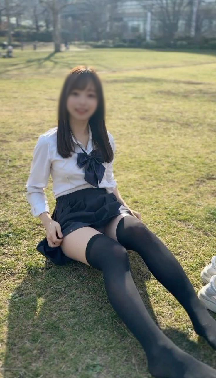 自撮り しゃがみパンチラ画像!自らパンツ見せてくるなんて♡きっとビッチにちがいないぜ!!004
