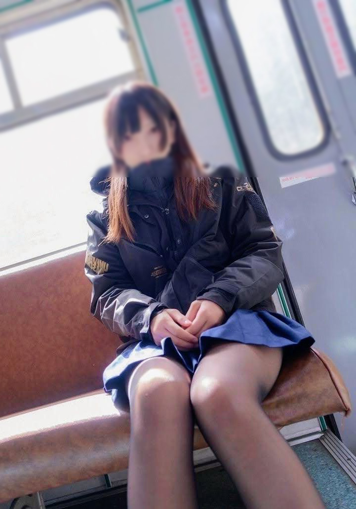 自撮り しゃがみパンチラ画像!自らパンツ見せてくるなんて♡きっとビッチにちがいないぜ!!006