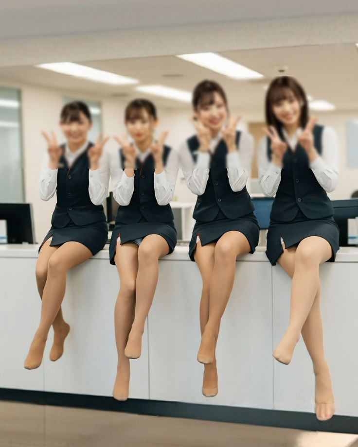 自撮り しゃがみパンチラ画像!自らパンツ見せてくるなんて♡きっとビッチにちがいないぜ!!010