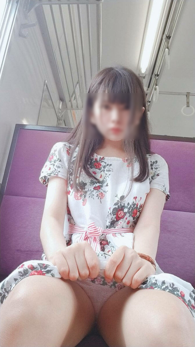 自撮り しゃがみパンチラ画像!自らパンツ見せてくるなんて♡きっとビッチにちがいないぜ!!020