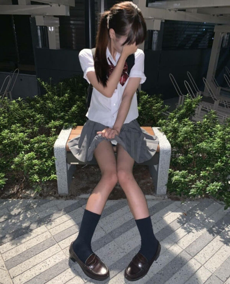 自撮り しゃがみパンチラ画像!自らパンツ見せてくるなんて♡きっとビッチにちがいないぜ!!023