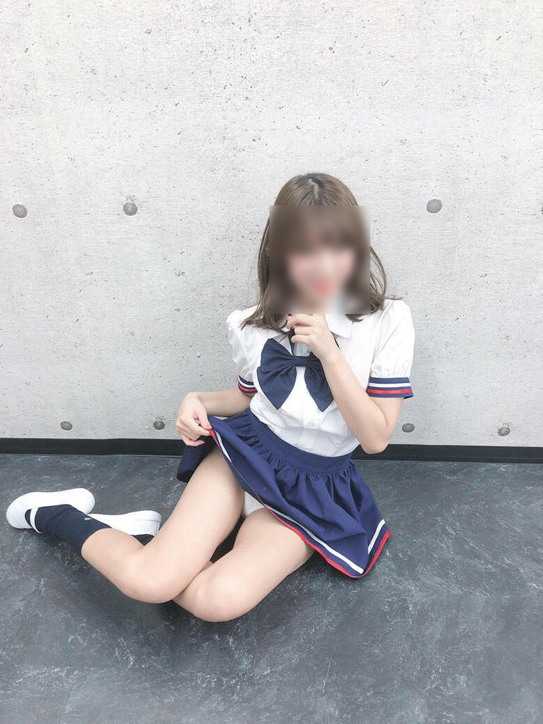 自撮り しゃがみパンチラ画像!自らパンツ見せてくるなんて♡きっとビッチにちがいないぜ!!024