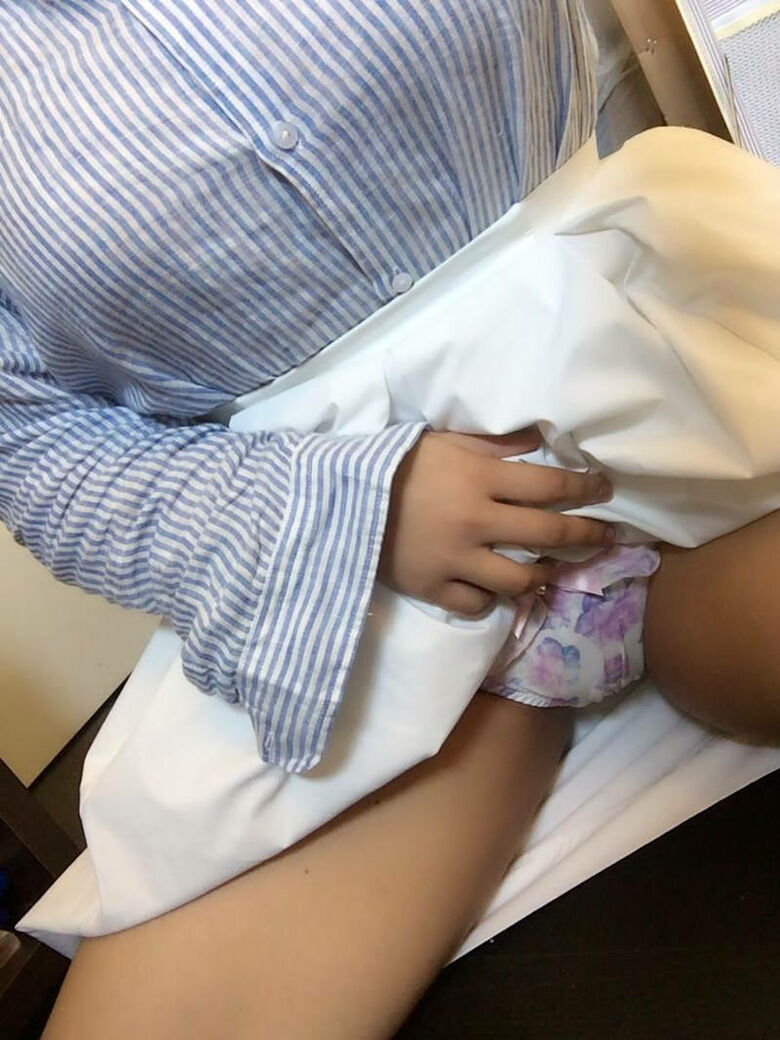 自撮り しゃがみパンチラ画像!自らパンツ見せてくるなんて♡きっとビッチにちがいないぜ!!031