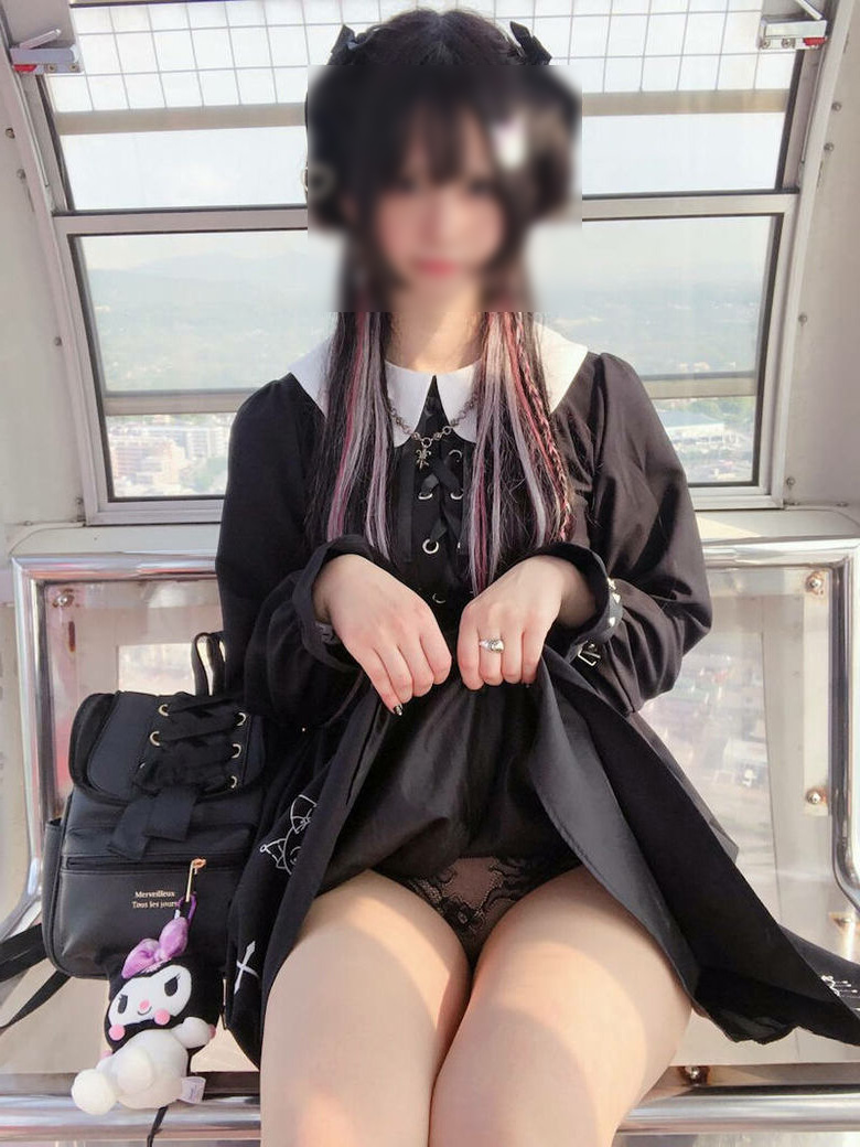 自撮り しゃがみパンチラ画像!自らパンツ見せてくるなんて♡きっとビッチにちがいないぜ!!039