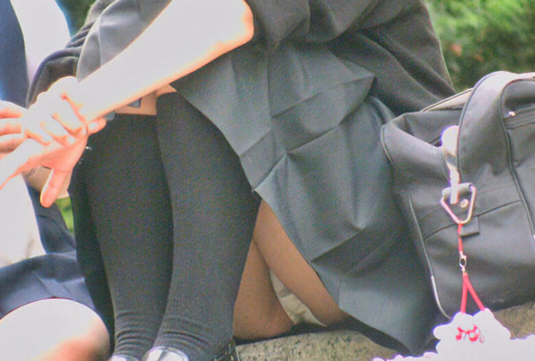自撮り しゃがみパンチラ画像!自らパンツ見せてくるなんて♡きっとビッチにちがいないぜ!!050