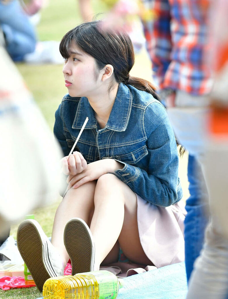 自撮り しゃがみパンチラ画像!自らパンツ見せてくるなんて♡きっとビッチにちがいないぜ!!053