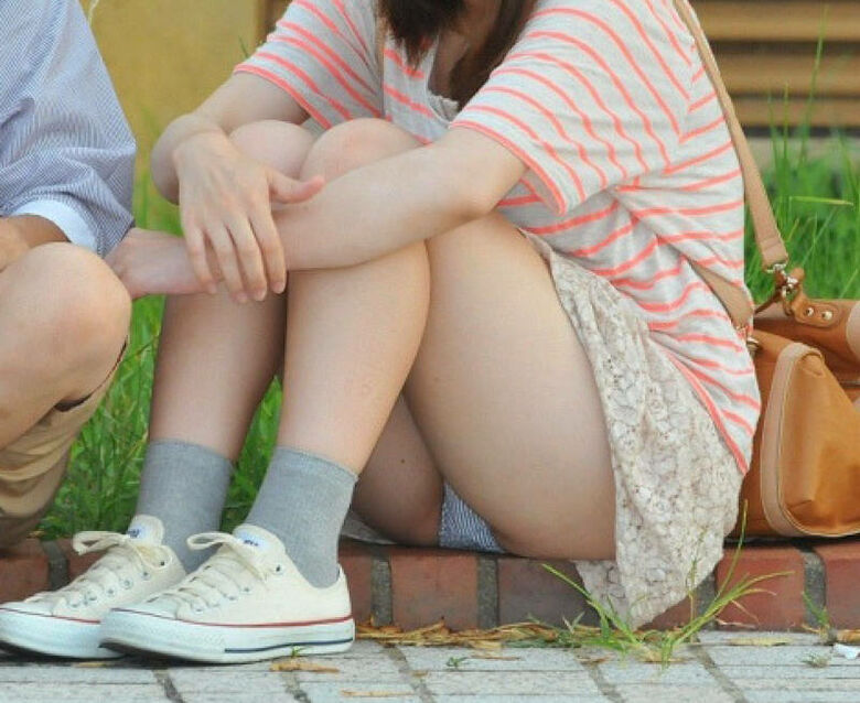 自撮り しゃがみパンチラ画像!自らパンツ見せてくるなんて♡きっとビッチにちがいないぜ!!055