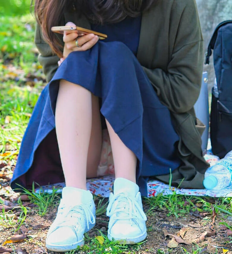 自撮り しゃがみパンチラ画像!自らパンツ見せてくるなんて♡きっとビッチにちがいないぜ!!057