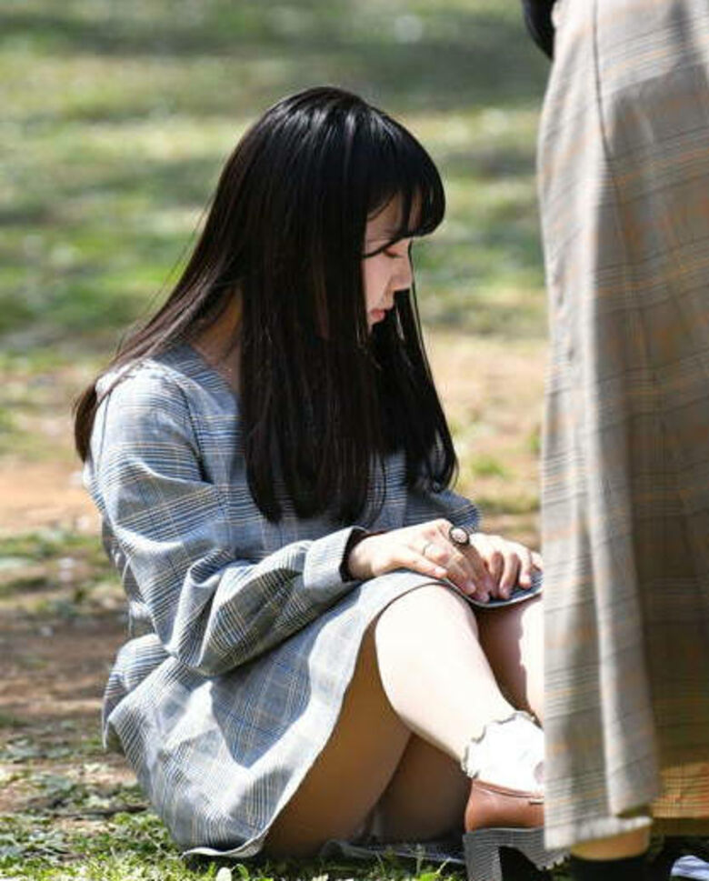 自撮り しゃがみパンチラ画像!自らパンツ見せてくるなんて♡きっとビッチにちがいないぜ!!058