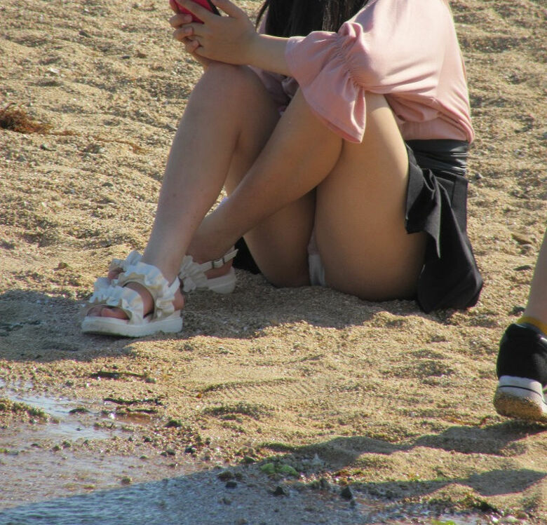 自撮り しゃがみパンチラ画像!自らパンツ見せてくるなんて♡きっとビッチにちがいないぜ!!062