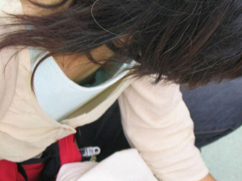 おっぱいポロリ エロ画像!盗撮・流出で露になった素人女性たちの乳首たち💕大量にまとめてみたぜ!!025