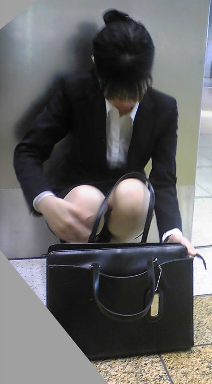 olの街撮り盗撮パンチラ画像！しゃがんでいるときに見えるパンツが多いのね♡003
