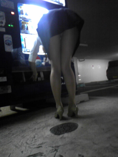 olの街撮り盗撮パンチラ画像！しゃがんでいるときに見えるパンツが多いのね♡015