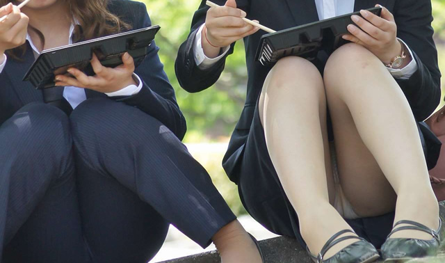 olの街撮り盗撮パンチラ画像！しゃがんでいるときに見えるパンツが多いのね♡021