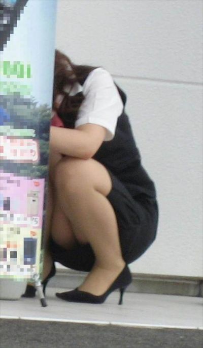 olの街撮り盗撮パンチラ画像！しゃがんでいるときに見えるパンツが多いのね♡024
