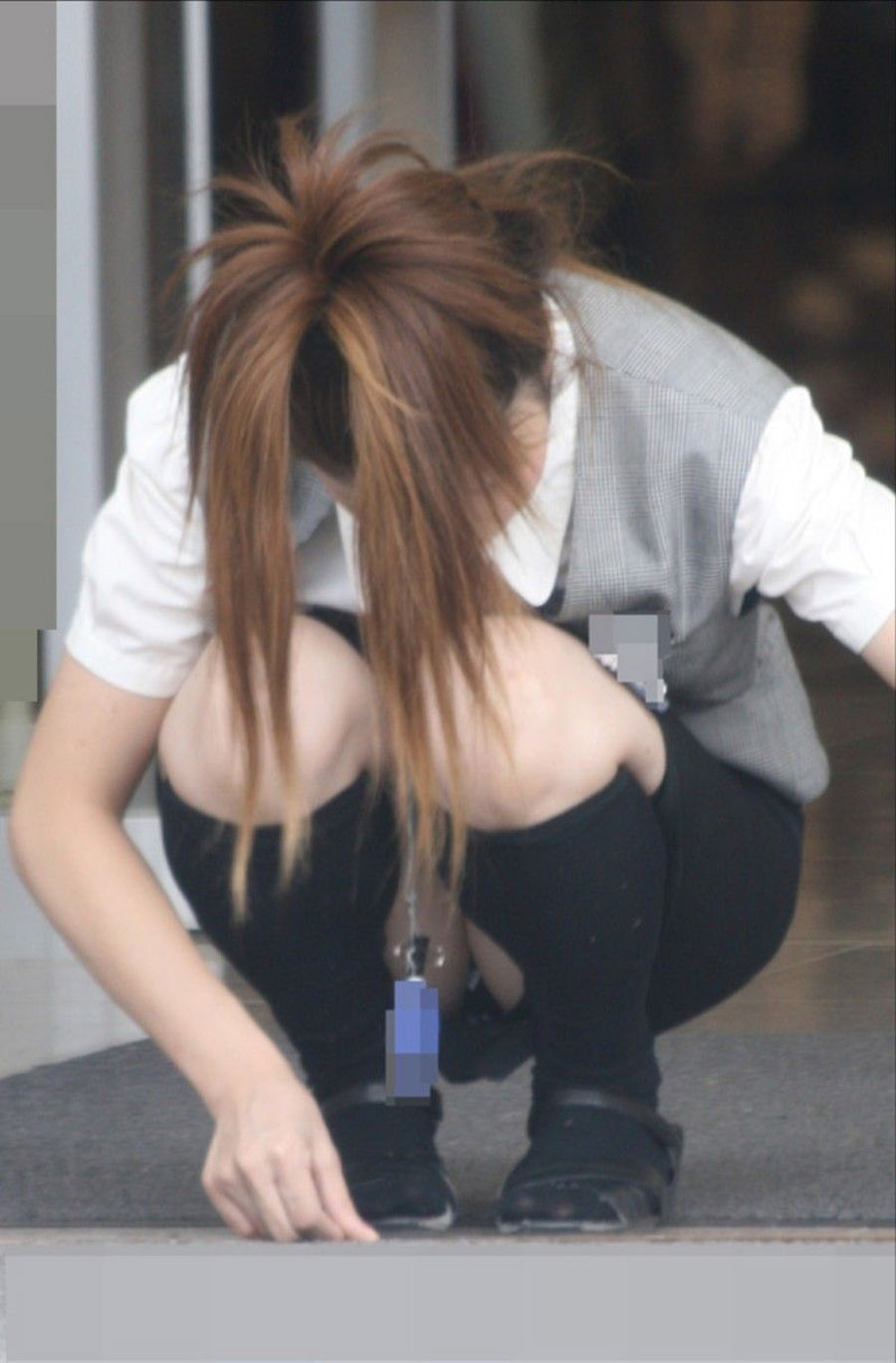 olの街撮り盗撮パンチラ画像！しゃがんでいるときに見えるパンツが多いのね♡035