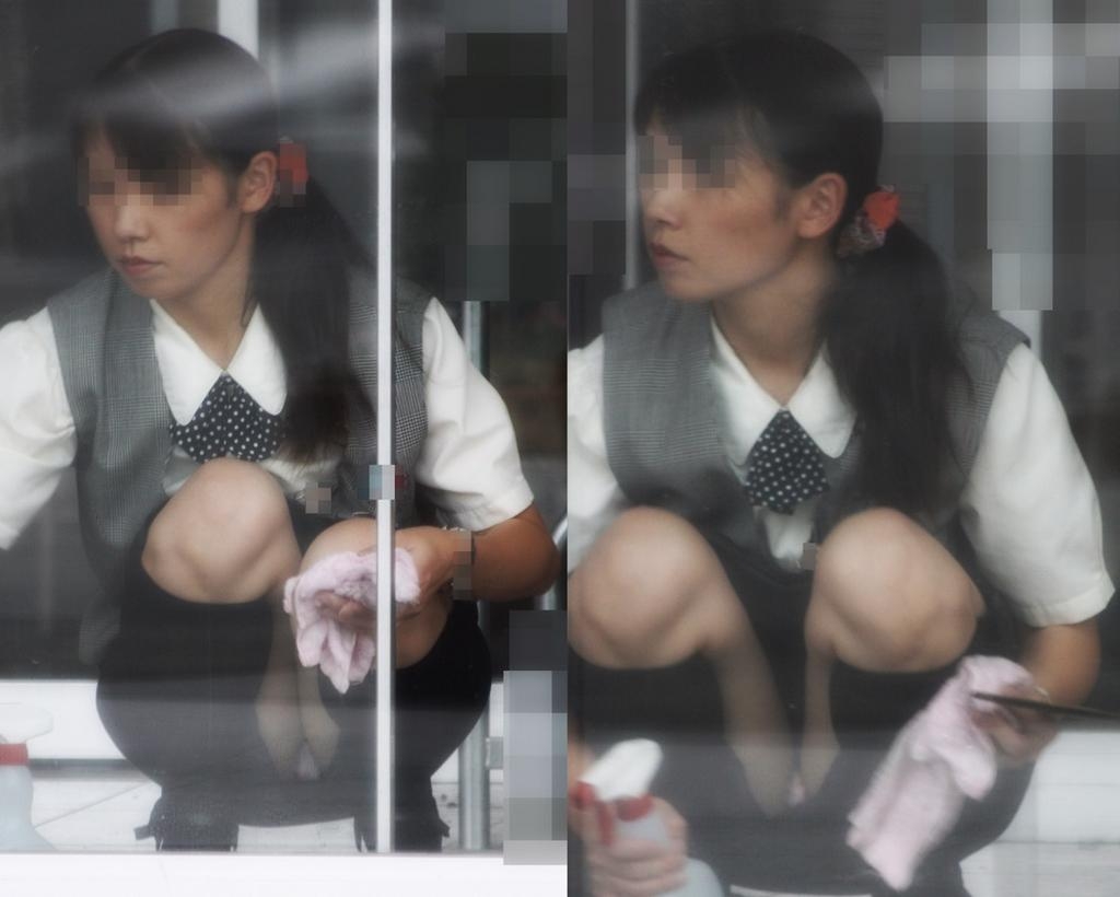 olの街撮り盗撮パンチラ画像！しゃがんでいるときに見えるパンツが多いのね♡038