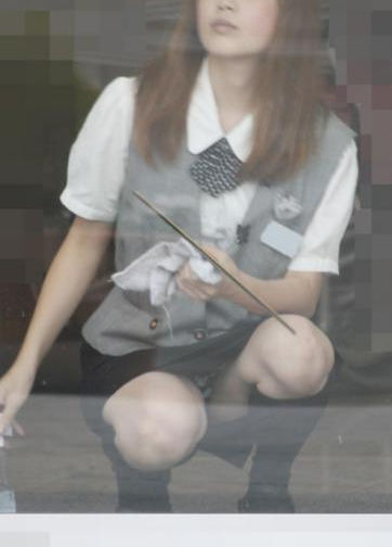 olの街撮り盗撮パンチラ画像！しゃがんでいるときに見えるパンツが多いのね♡045