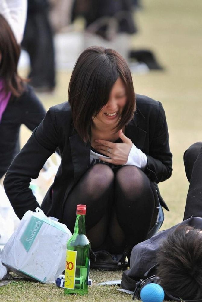 olの街撮り盗撮パンチラ画像！しゃがんでいるときに見えるパンツが多いのね♡051