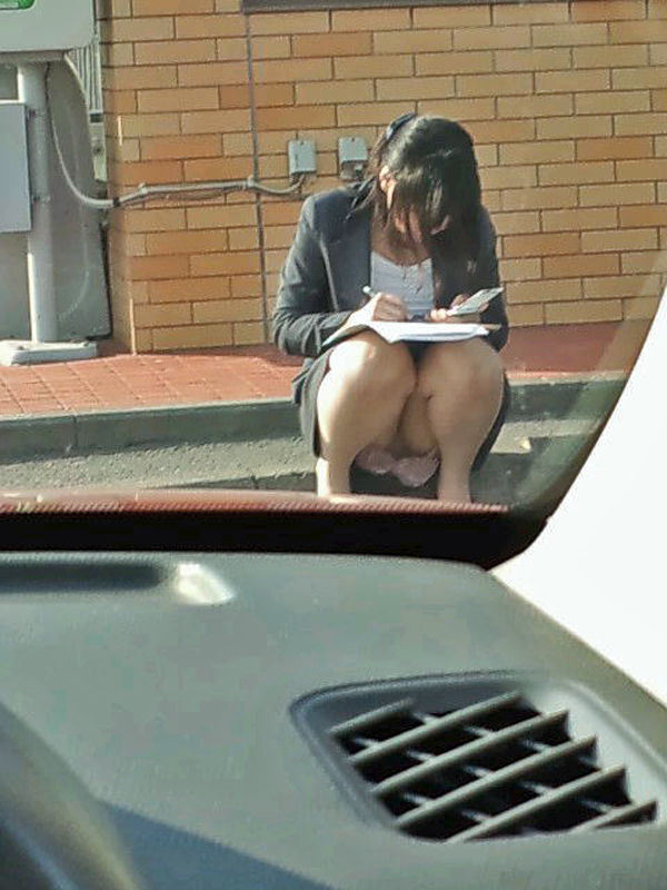 olの街撮り盗撮パンチラ画像！しゃがんでいるときに見えるパンツが多いのね♡052