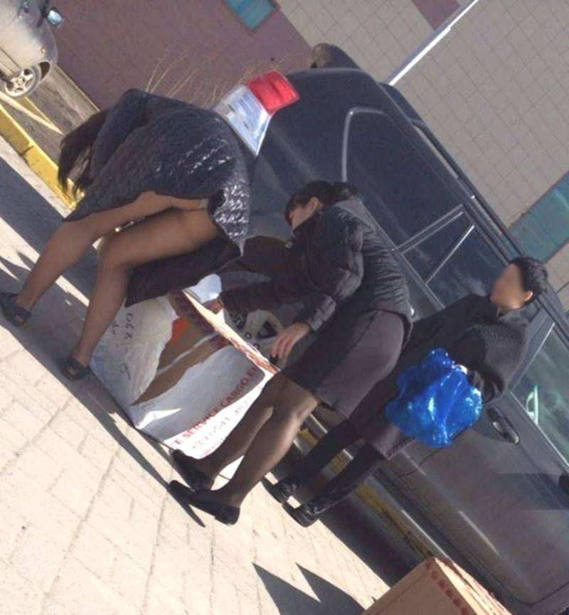 olの街撮り盗撮パンチラ画像！しゃがんでいるときに見えるパンツが多いのね♡056