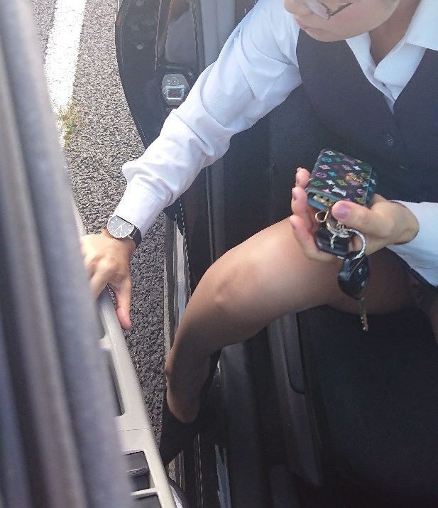 olの街撮り盗撮パンチラ画像！しゃがんでいるときに見えるパンツが多いのね♡057