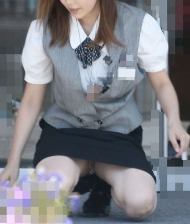 olの街撮り盗撮パンチラ画像！しゃがんでいるときに見えるパンツが多いのね♡064