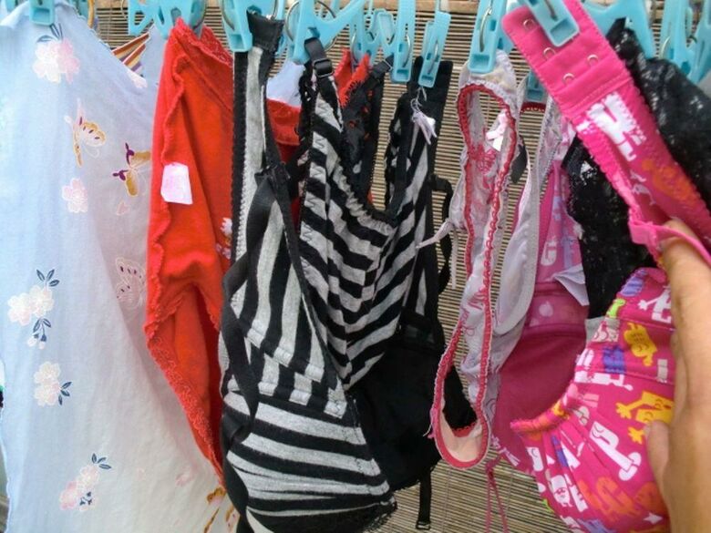 ベランダ下着 エロ画像!色とりどりの外干しパンツやブラ😍見てるだけで勃起するぜ!!001