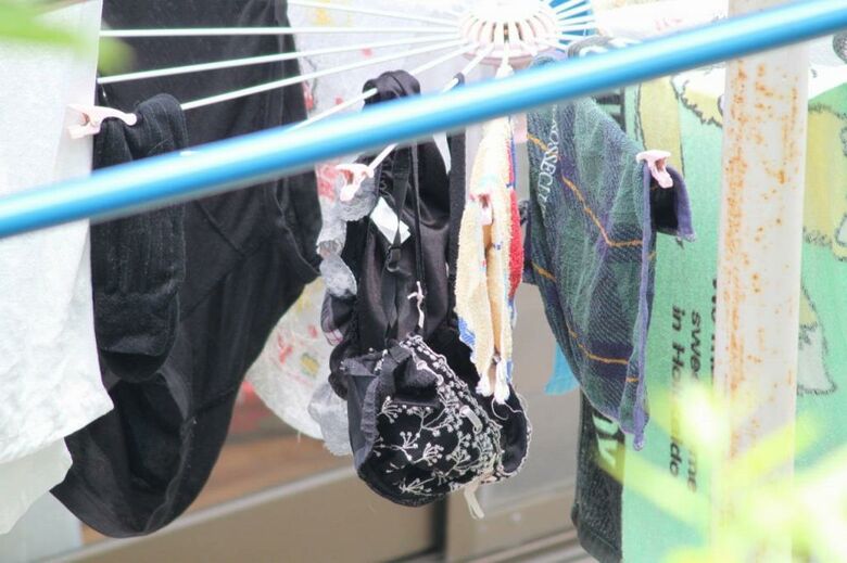 ベランダ下着 エロ画像!色とりどりの外干しパンツやブラ😍見てるだけで勃起するぜ!!002