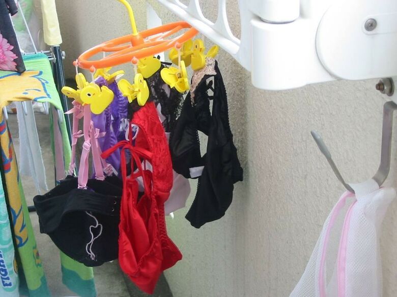 ベランダ下着 エロ画像!色とりどりの外干しパンツやブラ😍見てるだけで勃起するぜ!!005