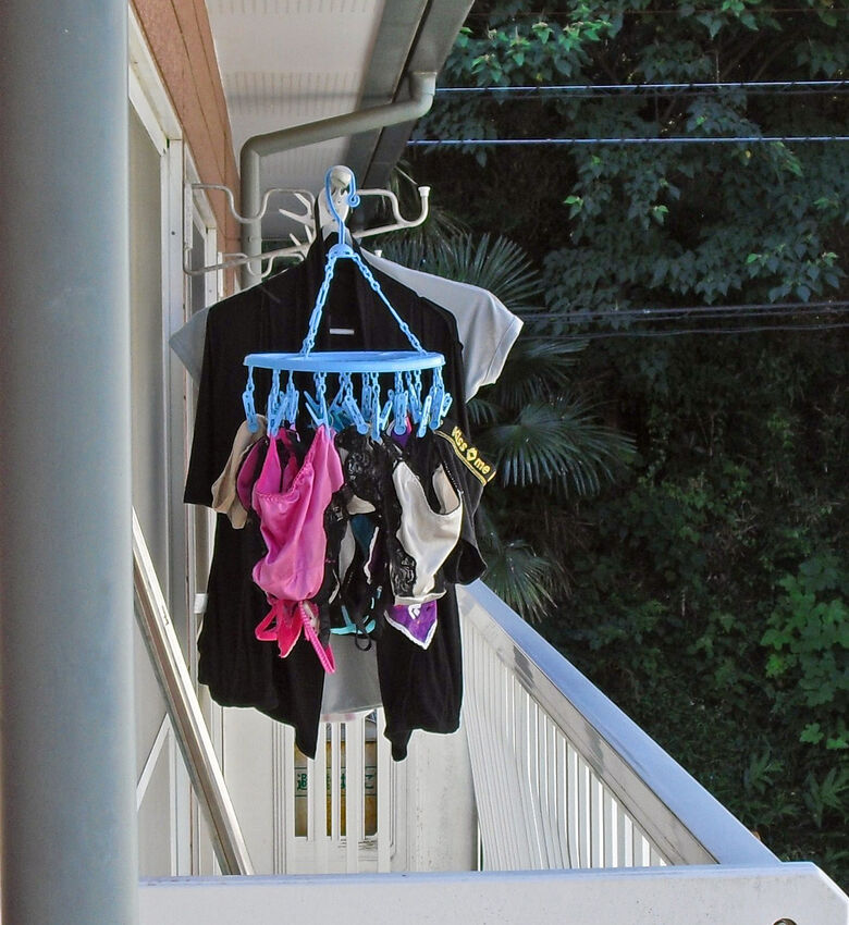 ベランダ下着 エロ画像!色とりどりの外干しパンツやブラ😍見てるだけで勃起するぜ!!006