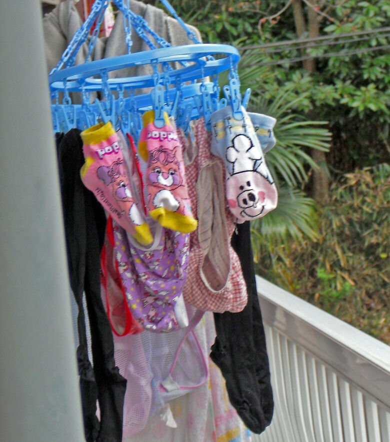 ベランダ下着 エロ画像!色とりどりの外干しパンツやブラ😍見てるだけで勃起するぜ!!008