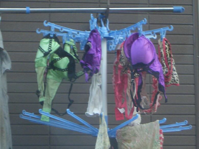 ベランダ下着 エロ画像!色とりどりの外干しパンツやブラ😍見てるだけで勃起するぜ!!010