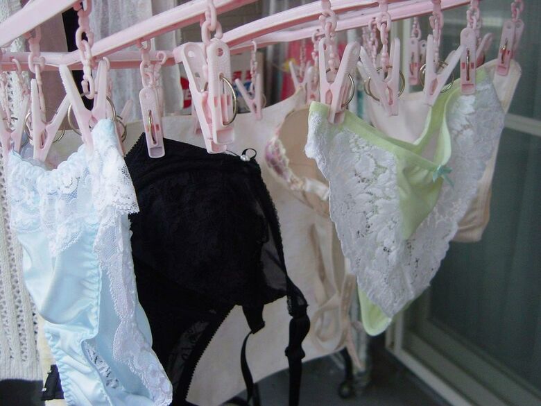 ベランダ下着 エロ画像!色とりどりの外干しパンツやブラ😍見てるだけで勃起するぜ!!012