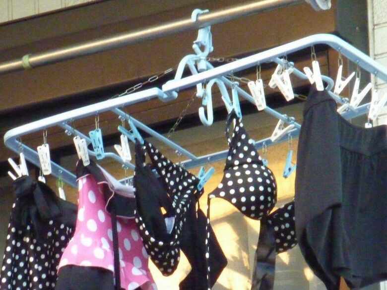 ベランダ下着 エロ画像!色とりどりの外干しパンツやブラ😍見てるだけで勃起するぜ!!013
