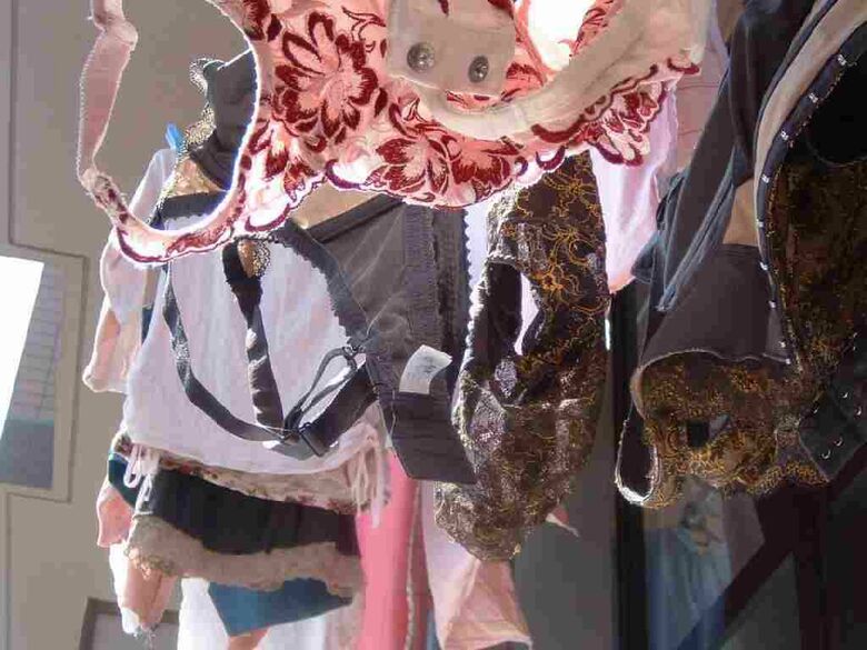 ベランダ下着 エロ画像!色とりどりの外干しパンツやブラ😍見てるだけで勃起するぜ!!015