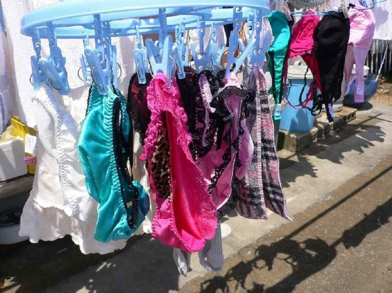 ベランダ下着 エロ画像!色とりどりの外干しパンツやブラ😍見てるだけで勃起するぜ!!017