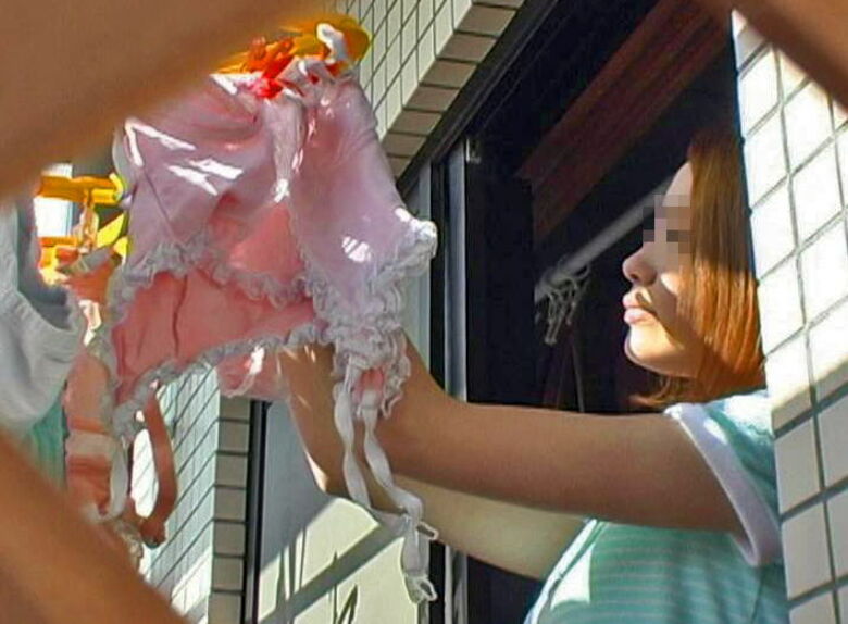 ベランダ下着 エロ画像!色とりどりの外干しパンツやブラ😍見てるだけで勃起するぜ!!030