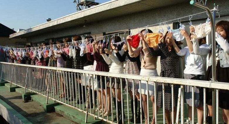 ベランダ下着 エロ画像!色とりどりの外干しパンツやブラ😍見てるだけで勃起するぜ!!033