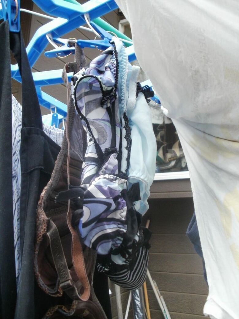 ベランダ下着 エロ画像!色とりどりの外干しパンツやブラ😍見てるだけで勃起するぜ!!034