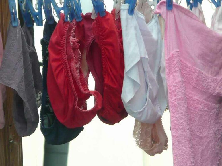 ベランダ下着 エロ画像!色とりどりの外干しパンツやブラ😍見てるだけで勃起するぜ!!038