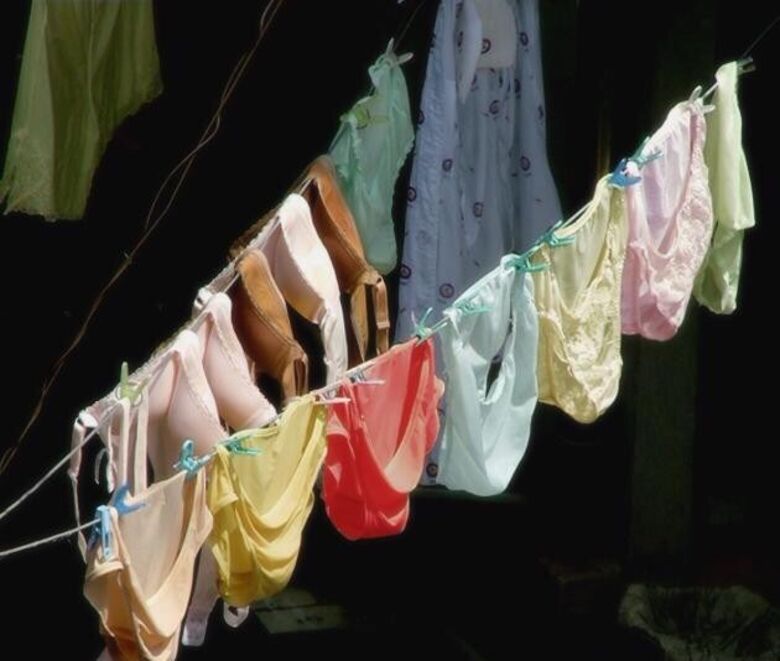 ベランダ下着 エロ画像!色とりどりの外干しパンツやブラ😍見てるだけで勃起するぜ!!039