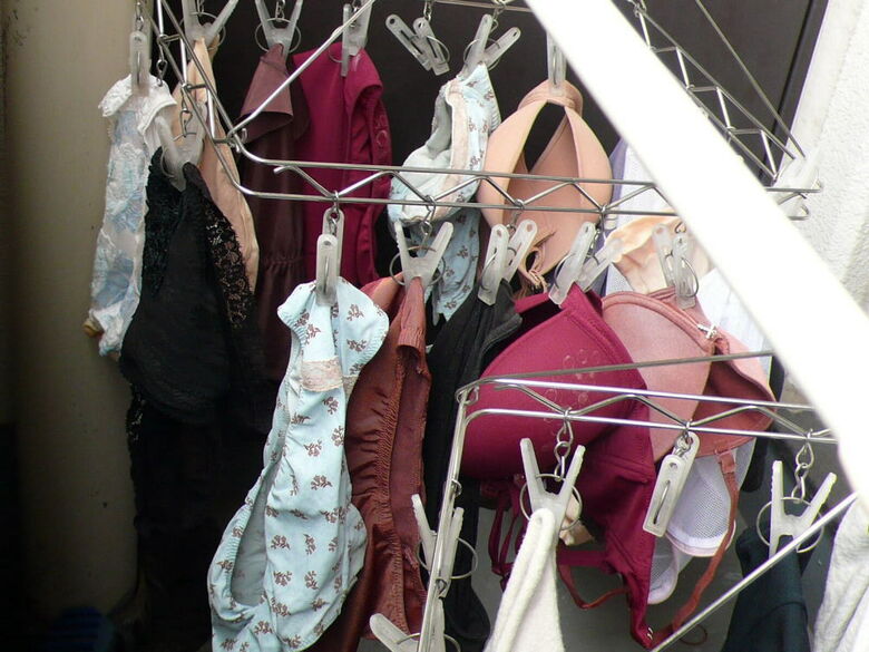 ベランダ下着 エロ画像!色とりどりの外干しパンツやブラ😍見てるだけで勃起するぜ!!044