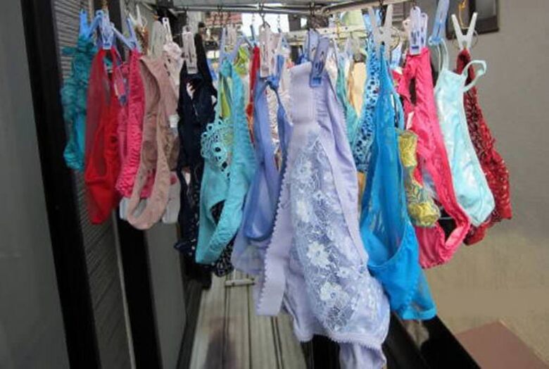 ベランダ下着 エロ画像!色とりどりの外干しパンツやブラ😍見てるだけで勃起するぜ!!045