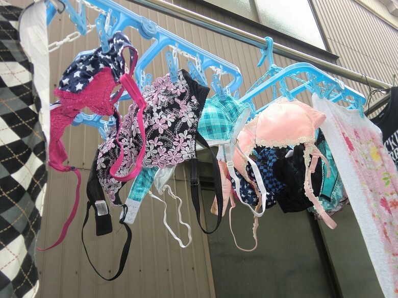 ベランダ下着 エロ画像!色とりどりの外干しパンツやブラ😍見てるだけで勃起するぜ!!050