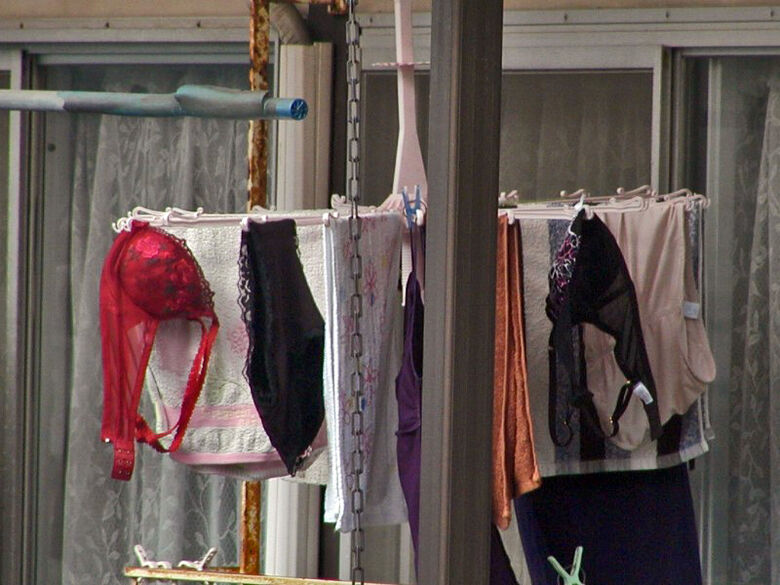 ベランダ下着 エロ画像!色とりどりの外干しパンツやブラ😍見てるだけで勃起するぜ!!051