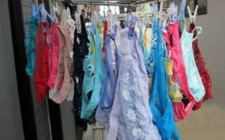 ベランダ下着 エロ画像!色とりどりの外干しパンツやブラ😍見てるだけで勃起するぜ!!052