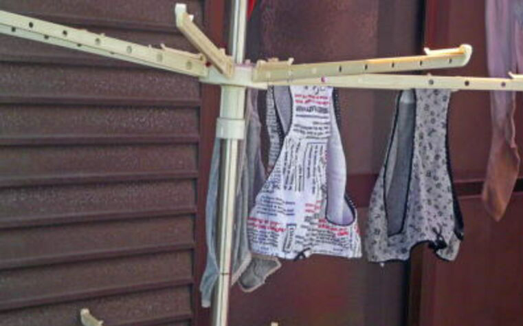 ベランダ下着 エロ画像!色とりどりの外干しパンツやブラ😍見てるだけで勃起するぜ!!053