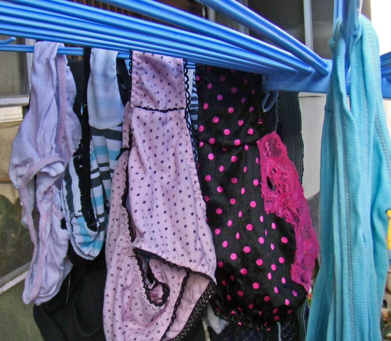 ベランダ下着 エロ画像!色とりどりの外干しパンツやブラ😍見てるだけで勃起するぜ!!054